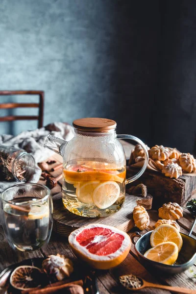 Gorąca herbata z plastrami świeżych grejpfrutów na drewnianej tabletce. Zdrowy napój, Eco, wegańskie — Zdjęcie stockowe