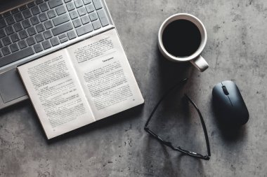 Ofis masası dizüstü bilgisayar, fare, ağaç, ataç, kahve fincanı, defter, kalem