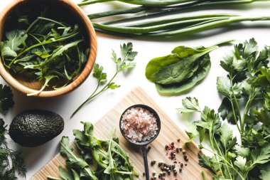 Yeşil sebzeler ve meyveler, avokado, limon, lahana, maydanoz, salatalık, dereotu, soğan, salata.