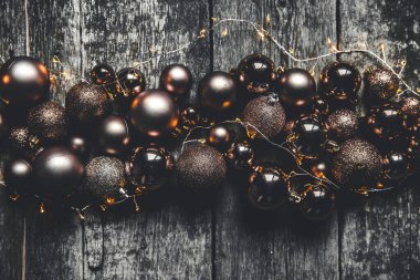 Noel ya da yeni yıl geçmişi. Klasik Noel ağacı süsleme topları ve kırsal ahşap arka planda hafif çelenk