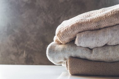 Bir yığın örgü kazak, sıcaklık ve konfor konsepti, hobi, geçmiş