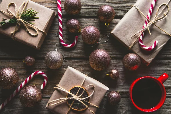モミの木、プレゼントボックスや木製の背景に装飾とクリスマスの背景. — ストック写真