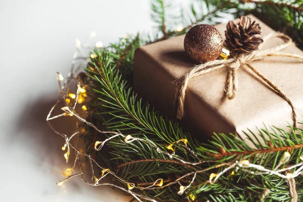 Regalo in carta artigianale in una corona di alberi di Natale. mood natalizio, Capodanno — Foto Stock