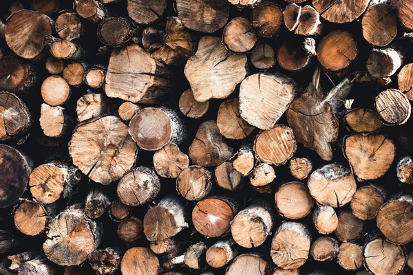Antecedentes de troncos de lenha cortados secos empilhados uns em cima dos outros em uma pilha — Fotografia de Stock