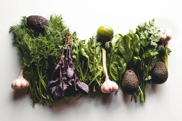 Verduras frescas sobre un fondo blanco, alimentos saludables para la salud y la limpieza. Imagen de stock