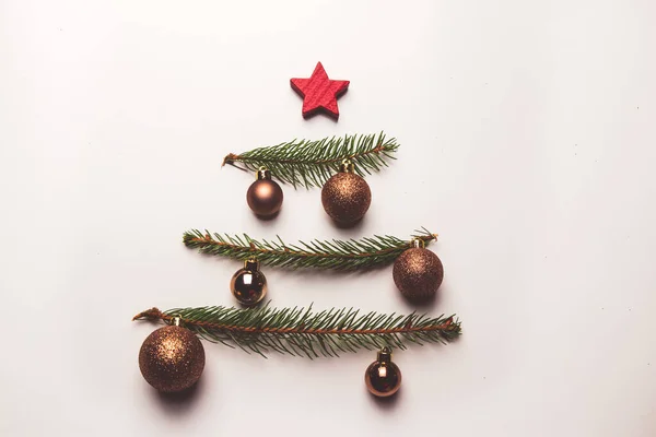 Větvičky vánočního stromku a hračky ze slámy Royalty Free Stock Fotografie