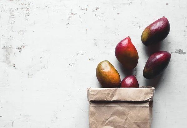Mango i en brun papperspåse. Hälsosam mat, hälsosam livsstil. — Stockfoto