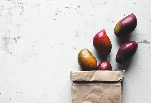 Manga em um saco de papel marrom. Alimentação saudável, estilo de vida saudável. — Fotografia de Stock