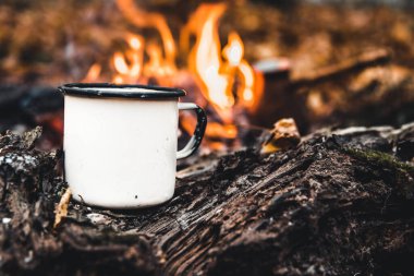 Kazıkta kahve yapmak. Doğanın ateşinde kahve ya da çay yap. Yanmış ateş. Ateş için bir yer..