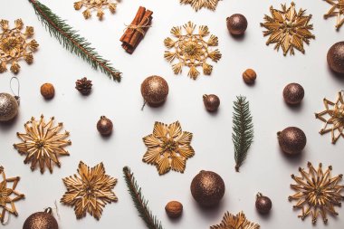 Beyaz arka planda parlak pipetli Noel oyuncakları için yaratıcı bir düzenleme. düz yat