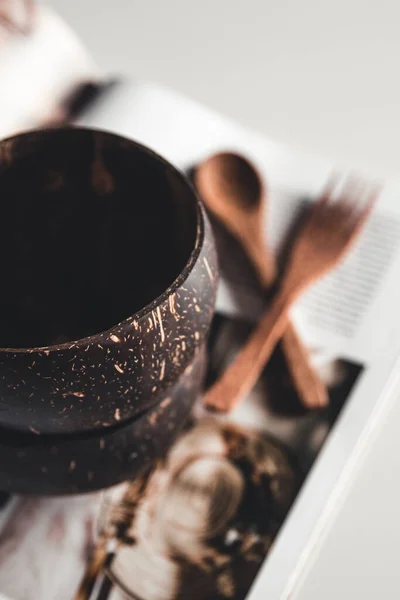 Кокосовая посуда. Чаша, вилка и ложка из тарелки с кокосами — стоковое фото
