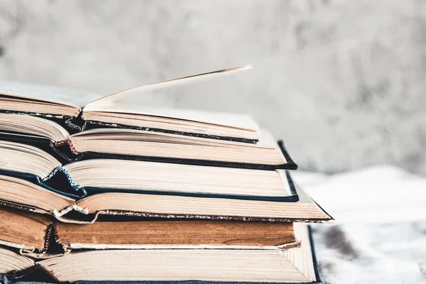 Ouvert des livres dans une pile sur un fond de maison lumière. Éducation Images De Stock Libres De Droits