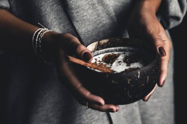 Sağlıklı kahvaltı, hindistan cevizi kabında incirli yoğurt. Güne doğru bir başlangıç.