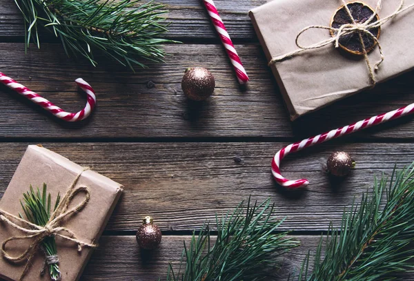 Ręcznie robione pudełko świąteczne na prezenty i elementy dekoracyjne w postaci szyszek jodłowych, gałązek sosnowych — Zdjęcie stockowe