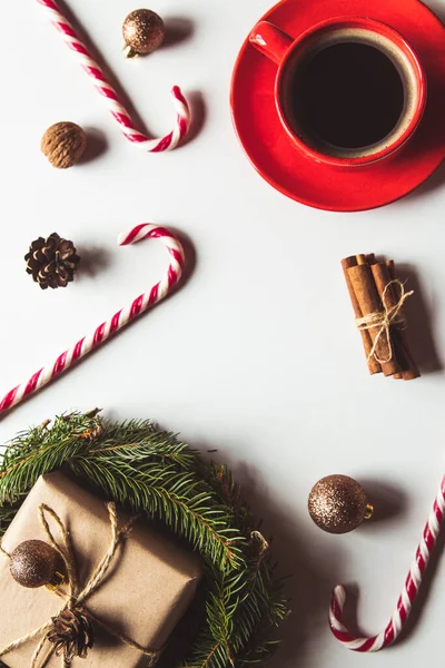 Regalo in carta artigianale in una corona di alberi di Natale. mood natalizio, Capodanno Fotografia Stock