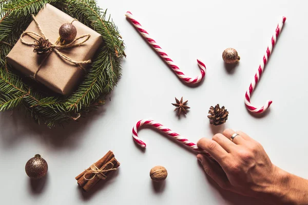Dárek v řemeslném papíru v věnci vánočních stromků. vánoční nálada, Nový rok Stock Snímky