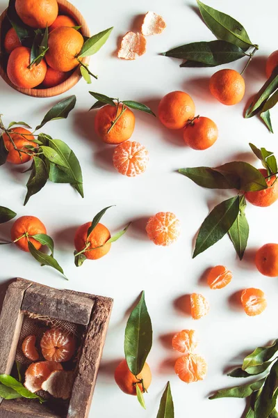 Mandarines aux feuilles fraîches en coffret bois isolé sur blanc, isolé sur blanc — Photo