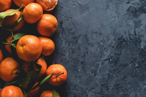 Mandarines mûres juteuses avec des feuilles sur une table en bois — Photo