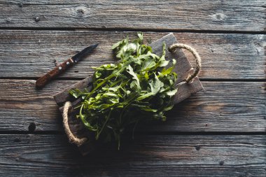 Bahçeden taze dereotu, eski ahşap tahtanın üzerinde, kırsal tarzda.