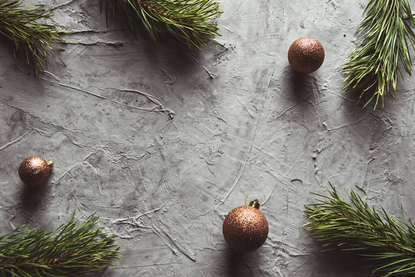 クリスマスツリー上の黄金のおもちゃとクリスマスと新年の装飾的な背景の境界線。平敷 — ストック写真