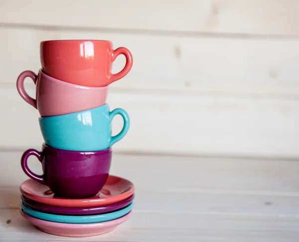 Colorful coffee cups over obsolete grunge wooden background — Stock Photo, Image