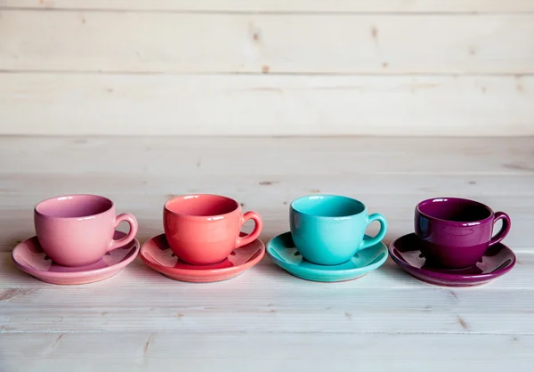 Tasses à café colorées sur table en bois — Photo