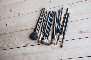 Makyaj ahşap arka plan üzerinde siyah fırça