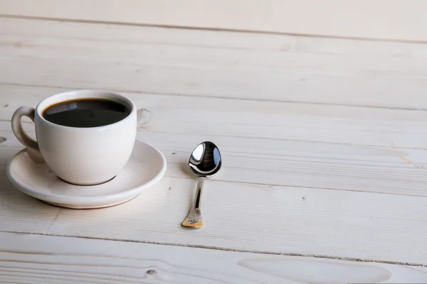 Tasse Kaffee auf grauem Holz — Stockfoto