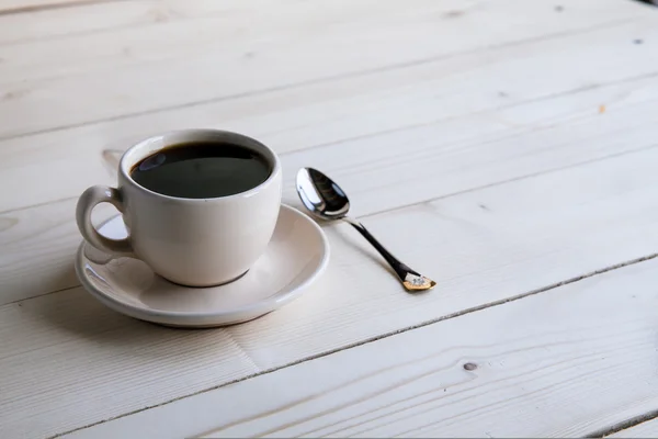 Tasse Kaffee auf grauem Holz — Stockfoto