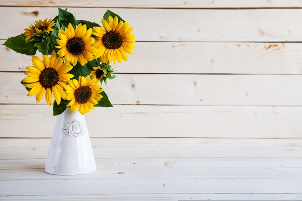 Girasoli in vaso su sfondo rustico e grigio — Foto Stock