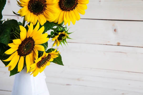 Sunflowers in a vase on a rustic, gray background — Stock Photo, Image