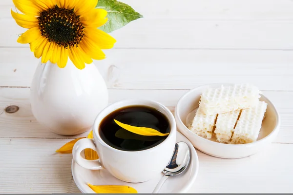 Tazza di caffè su sfondo girasoli — Foto Stock