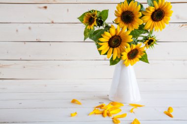 Ayçiçeği rustik, gri bir arka plan üzerinde bir vazoda