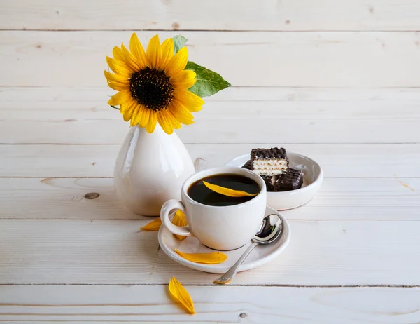 Tazza di caffè su sfondo girasoli — Foto Stock