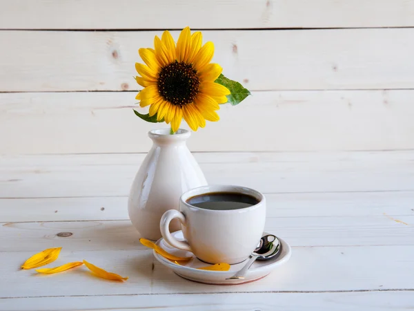 Tasse Kaffee auf Sonnenblumen Hintergrund — Stockfoto