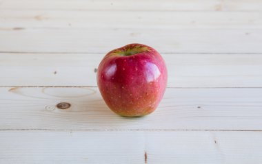 Ahşap arkaplanda kırmızı elma