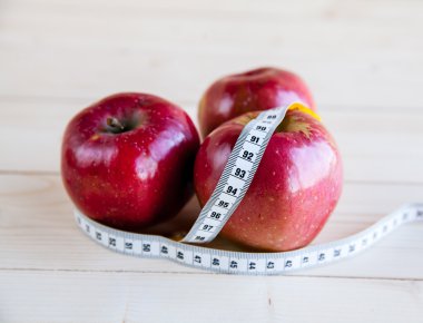 elma metre ahşap arka plan üzerinde ölçülen