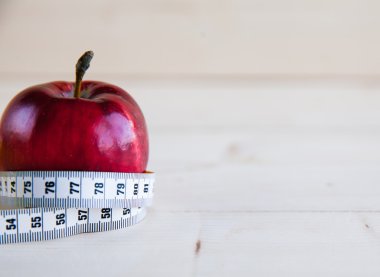 Diyet kavramı kırmızı elma ve ölçüm bandı ile