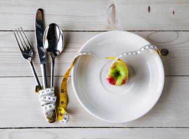 saplama, ölçü birimi bant, bıçak ve çatal ile plaka. Diyet gıda ahşap tablo