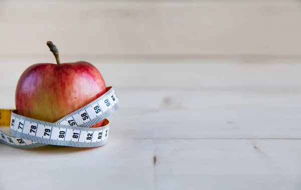 Concept de régime avec pomme rouge et ruban à mesurer — Photo