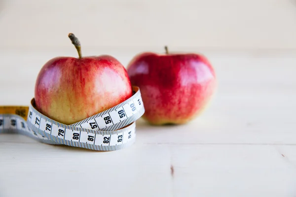 Diet concept with red apple and measuring tape — Stock Photo, Image