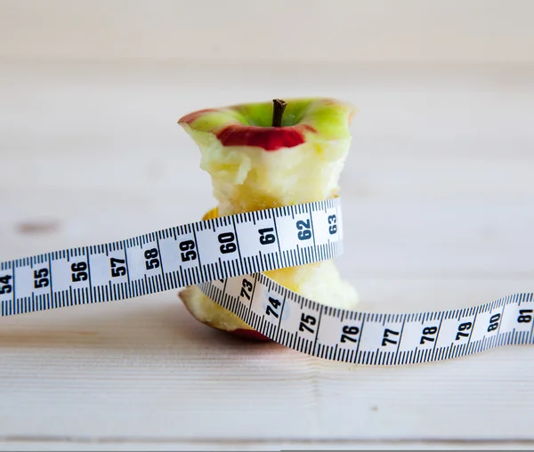 Souche de pomme et ruban à mesurer — Photo