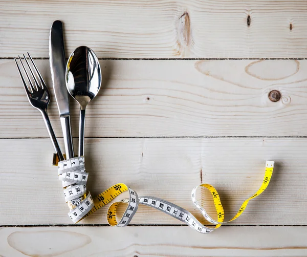 Mesurer le ruban, le couteau et la fourchette. Alimentation diététique sur table en bois — Photo