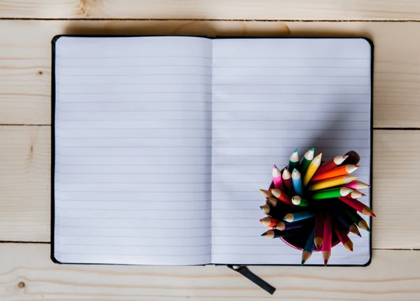 Blank paper and colorful pencils on the wooden table. — Stock Photo, Image