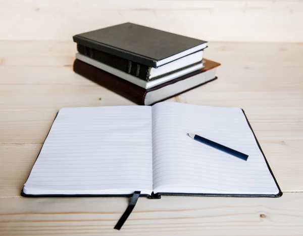 Opened notepad, fountain pen and books — Stock Photo, Image