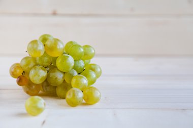 Tahta bir masada üzümler