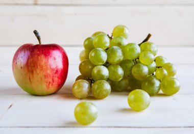 elma ahşap arka plan üzerinde üzüm ile