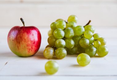 elma ahşap arka plan üzerinde üzüm ile