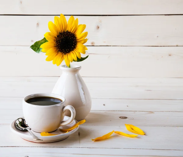 Taza de café sobre fondo de girasoles —  Fotos de Stock