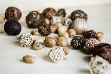Eski ahşap arka plan üzerinde kahverengi rattan topları
